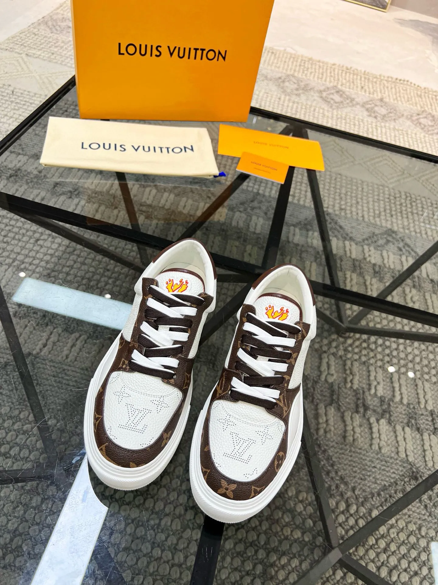 Factory price: 438💰LV top purchasing agent 🇮🇹 Lu Street Male God’s popular casual sneakers counter synchronized, uppers imported from Italy cowhide fabrics, colorful and complex handicrafts, imported water-dyed cowhide lining cowhide foot pads Soles: original soles specially provided by the factory, TPU exclusive movable molded soles super comfortable, original factory single goods, 🔍🔍high quality, you can enter and exit the counter at will, welcome to compare, code number 38-44 (45 can be ordered)